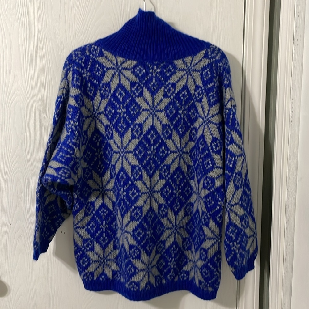 Benetton Vintage Asymmetrical Snowflake Pattern Sweater (Fits Like A Large/XL) - Picture 6 of 6
